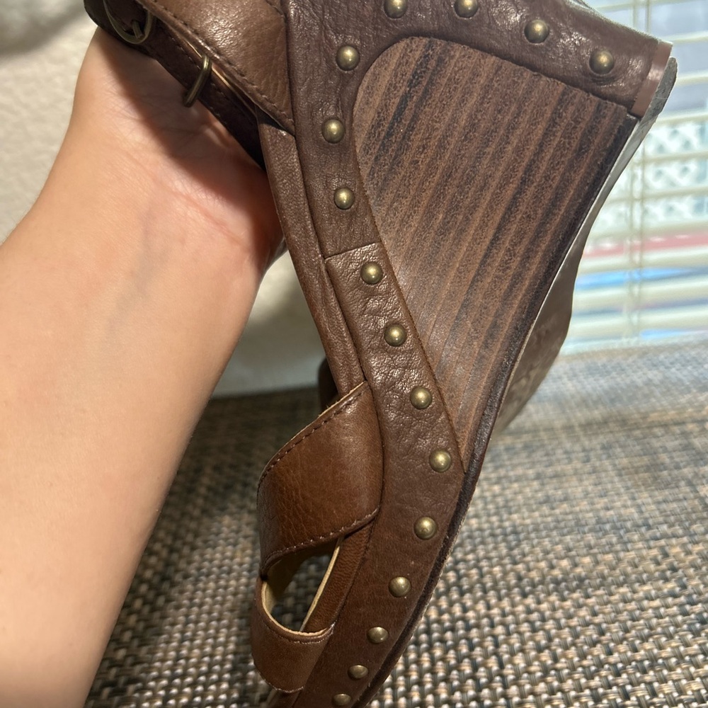 UGG ROCHELLE Brown Leather Wedge Sandals Size 7 - Picture 7 of 11